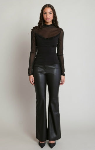 Haut transparent à col bénitier Dex, coloris noir, vêtement porté en tenue