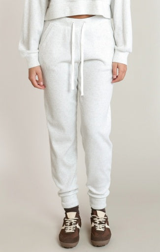 Jogger côtelé doux Dex, coloris blanc, vêtement porté