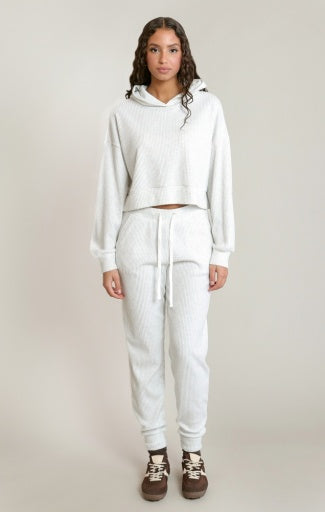 Jogger côtelé doux Dex, coloris blanc, vêtement porté en tenue