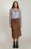 Jupe midi en suédine Dex, coloris caramel, vêtement porté en tenue