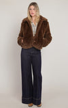 Manteau en fausse fourrure Dex, coloris marron vison, vêtement porté en tenue