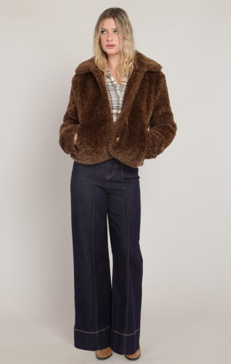 Manteau en fausse fourrure Dex, coloris marron vison, vêtement porté en tenue