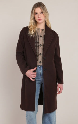 Manteau long doux au toucher Dex, coloris brun foncé, vêtement porté