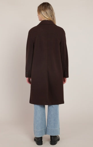 Manteau long doux au toucher Dex, coloris brun foncé, vue de dos