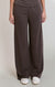 Pantalon à jambe large Dex, coloris brun doux, vêtement porté