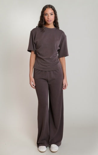 Pantalon à jambe large Dex, coloris brun doux, vêtement porté en tenue