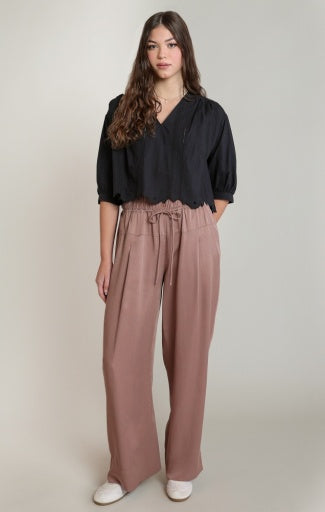 Pantalon ample à enfiler Dex, coloris rose poudré, vêtement porté en tenue