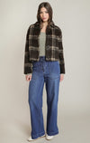 Pantalon en denim à jambe large Dex, coloris indigo délavé, vêtement porté en tenue