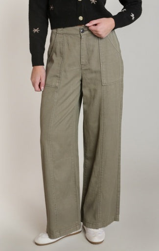 Pantalon en sergé à jambe large Dex, coloris kaki, vêtement porté