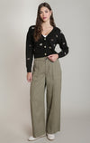 Pantalon en sergé à jambe large Dex, coloris kaki, vêtement porté en tenue