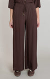 Pantalon fluide à jambe large Dex, coloris chocolat foncé, vêtement porté