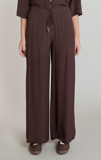 Pantalon fluide à jambe large Dex, coloris chocolat foncé, vêtement porté