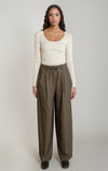 Pantalon plissé à cordon de serrage Dex, coloris taupe foncé, vêtement porté en tenue