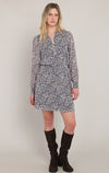 Robe ceinturée à boutons Dex, coloris paisley bleu/marron, vêtement porté en tenue