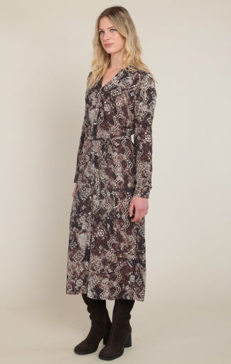 Robe-chemise ceinturée Dex, coloris imprimé serpent marron et noir, autre vue du vêtement porté