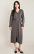 Robe en tricot ceinturée Dex, coloris gris charbon, vêtement porté