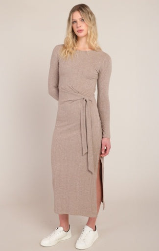 Robe longue nouée à la taille Dex, coloris brun doux, vêtement porté