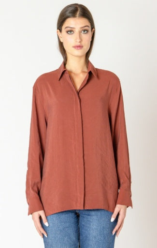 Flowing blouse with buttons in the back