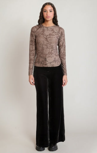 T-shirt à manches longues à motif floral Dex, coloris taupe foncé, vêtement porté en tenue