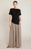 T-shirt drapé asymétrique Dex, coloris noir, vêtement porté en tenue