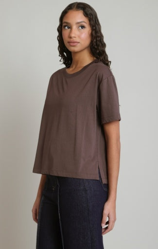 T-shirt essentiel à manches courtes Dex, coloris brun, vêtement porté en tenue