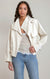 Veste courte à col avec boucle Dex, coloris crème, vêtement porté