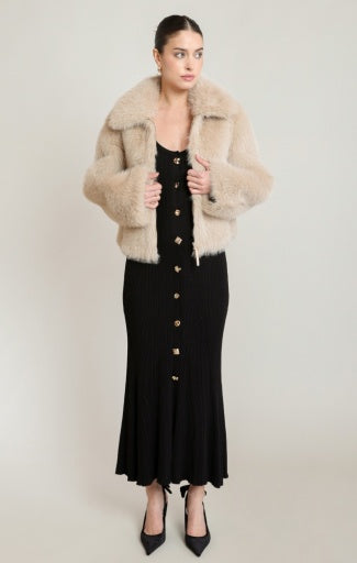Veste en fausse fourrure Dex, coloris beige clair, vêtement porté en tenue
