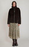 Veste en faux mouton Dex, coloris brun foncé, vêtement porté en tenue
