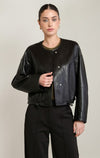 Veste en similicuir sans col Dex, coloris noir, vêtement porté