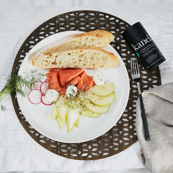 Plat de poisson avec pain baguette, radis, pomme et épice Kanel citron et aneth stockholm